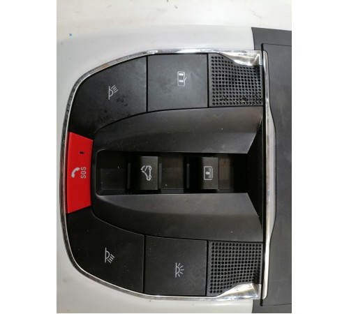 Плафон внутреннего освещения салона передний