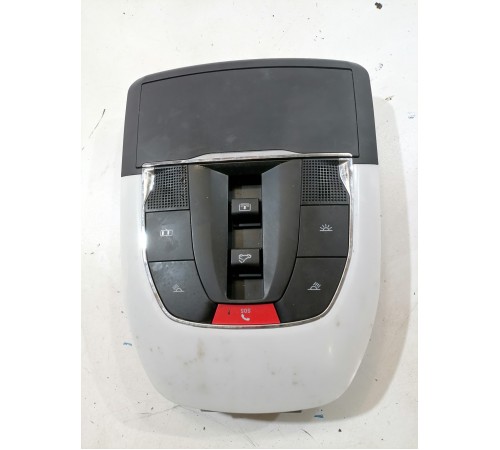 Плафон внутреннего освещения салона передний