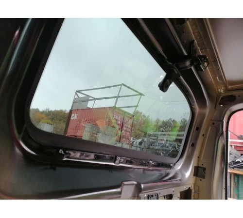 Глухое стекло заднее правое