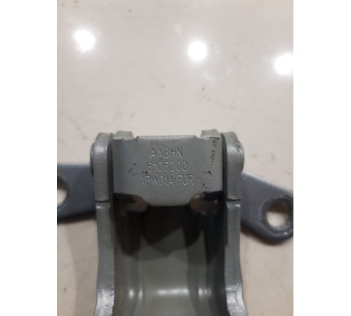 Петля двери(передняя правая верхняя)