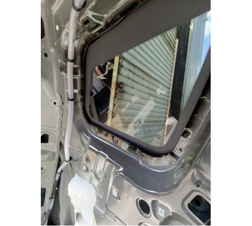 Глухое стекло заднее левое