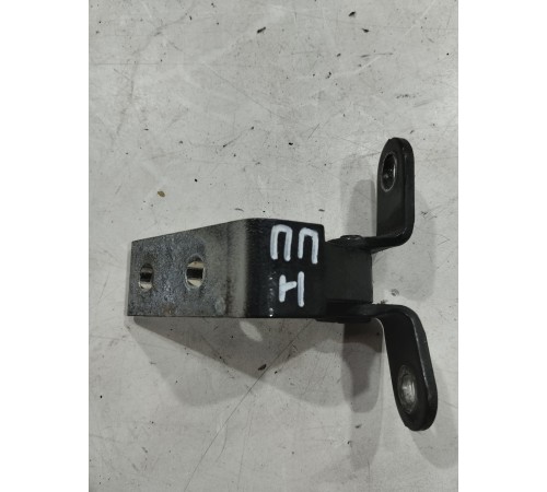 Петля двери(передняя правая нижняя)