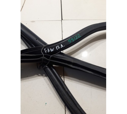 Уплотнитель двери(передний левый)