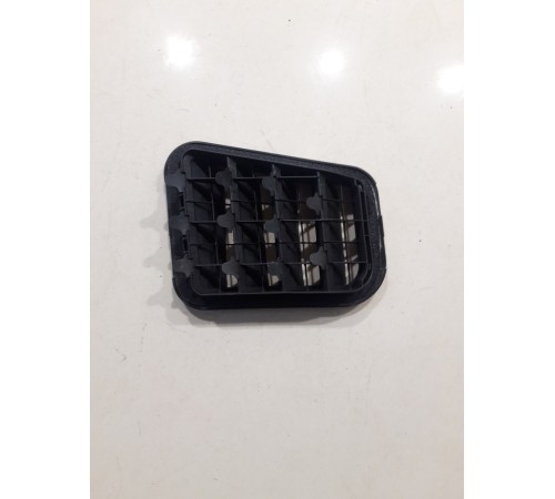 Решетка вентиляционная (задняя правая)