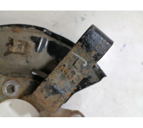 Кулак поворотный передний левый