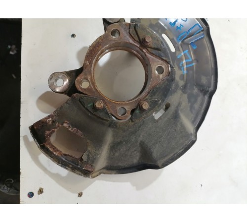 Кулак поворотный передний левый