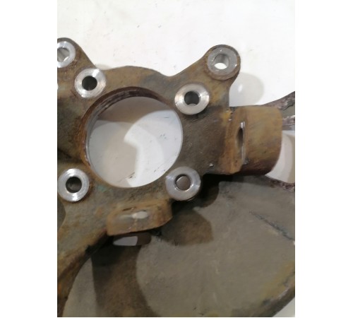 Кулак поворотный передний левый