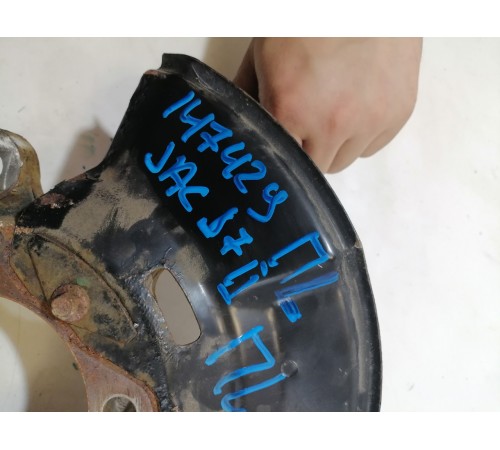 Кулак поворотный передний левый