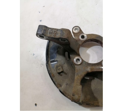 Кулак поворотный передний левый