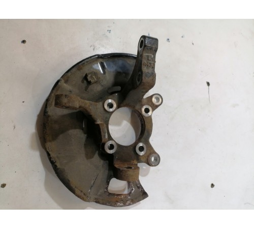 Кулак поворотный передний левый