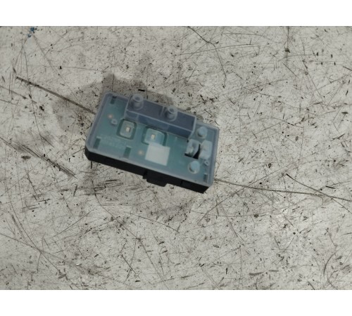 Кнопка фиксатора стояночного тормоза