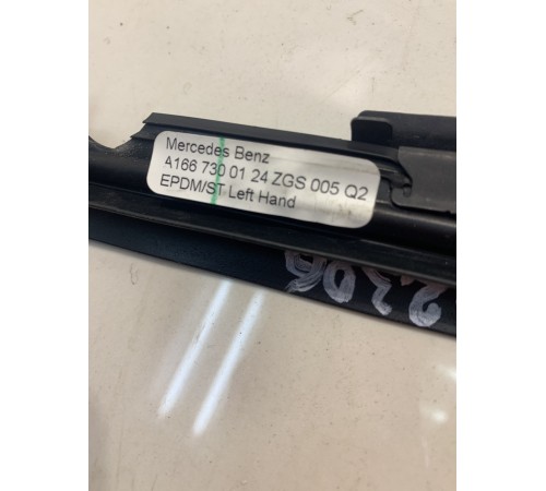 Накладка стекла (задняя, левая)