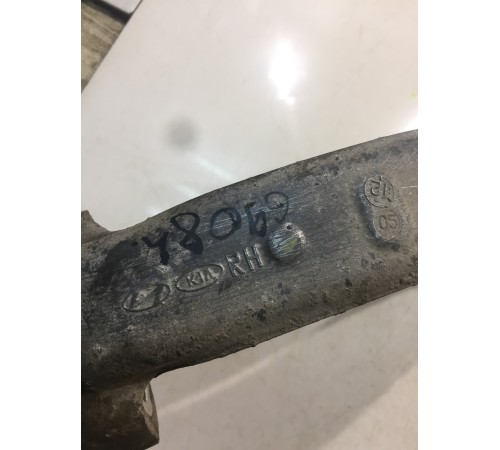 Кулак поворотный (передний правый)