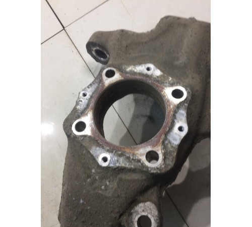 Кулак поворотный (передний правый)