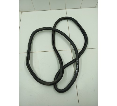 Уплотнитель двери передний левый