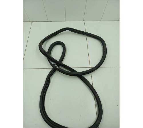 Уплотнитель двери передний левый