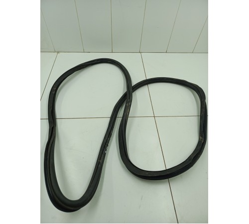 Уплотнитель двери передний левый