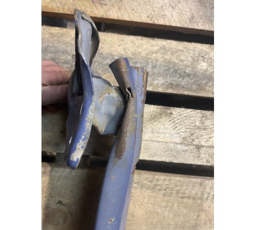 Усилитель переднего бампера