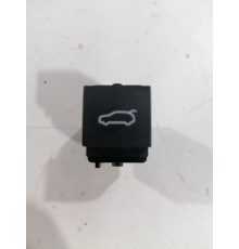 Кнопка открывания багажника