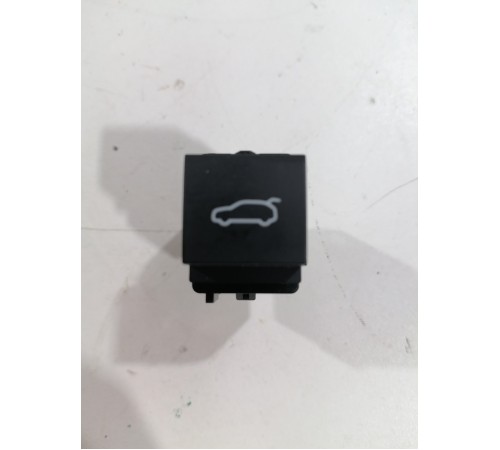 Кнопка открывания багажника