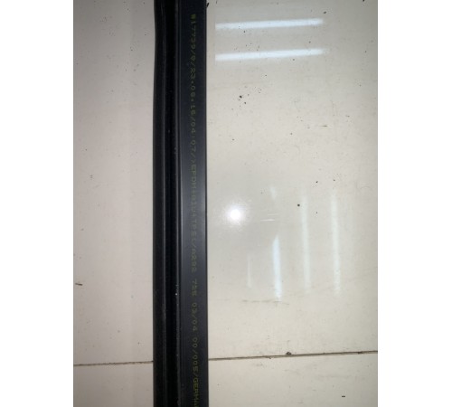 Уплотнитель двери (передний, левый)