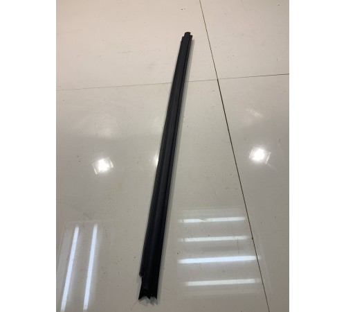 Уплотнитель двери (передний, левый)