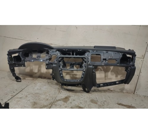 Передняя панель салона