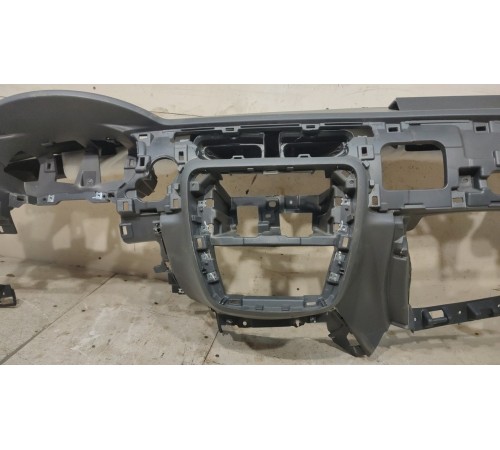 Передняя панель салона