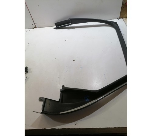 Накладка рамки стекла двери задняя левая