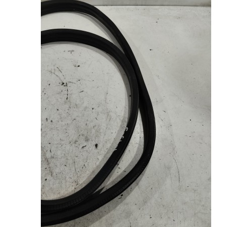 Уплотнитель двери передний правый