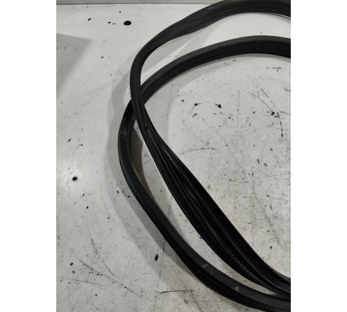 Уплотнитель двери передний правый