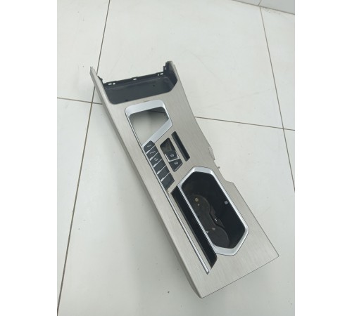 Накладка центральной консоли с многофункциональными кнопками