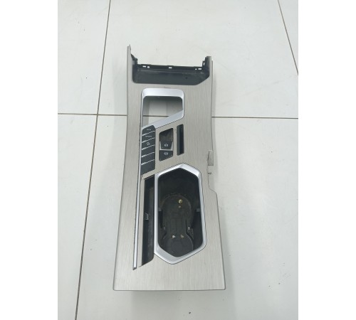 Накладка центральной консоли с многофункциональными кнопками