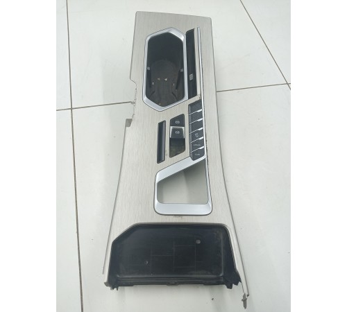 Накладка центральной консоли с многофункциональными кнопками