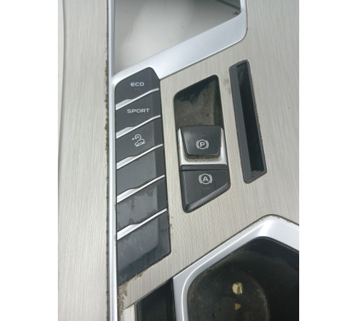 Накладка центральной консоли с многофункциональными кнопками