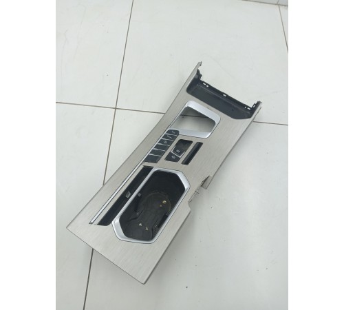 Накладка центральной консоли с многофункциональными кнопками