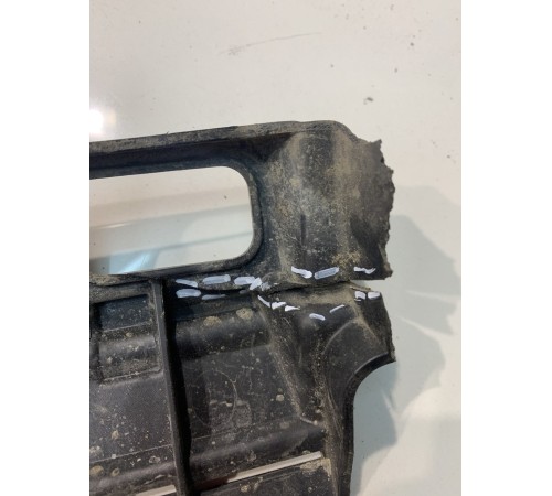 Кронштейн накладки порога (правый)