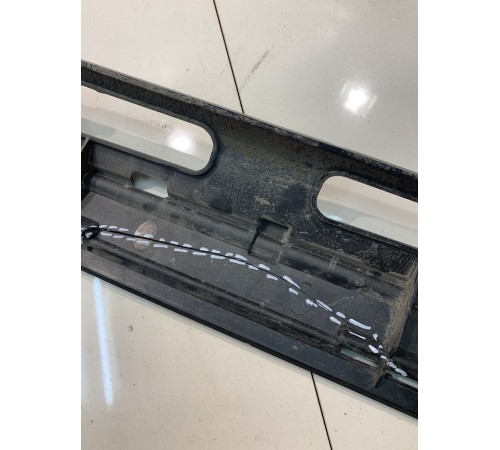 Кронштейн накладки порога (правый)