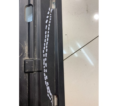 Кронштейн накладки порога (правый)