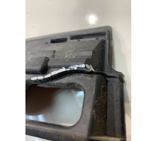 Кронштейн накладки порога (правый)