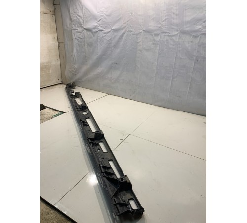 Кронштейн накладки порога (правый)