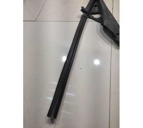 Уплотнитель двери (передний, левый)