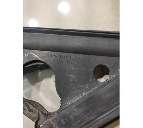 Уплотнитель двери (передний, левый)