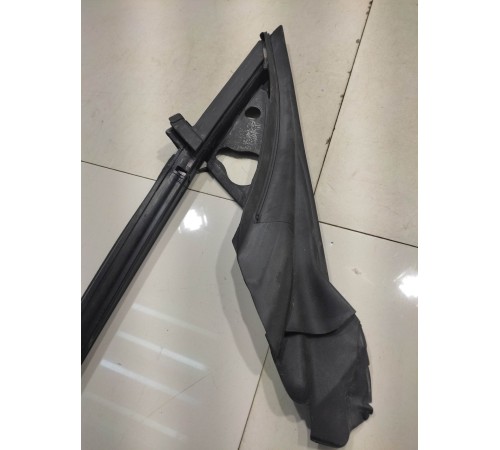 Уплотнитель двери (передний, левый)