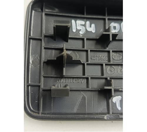 Заглушка спинки заднего сиденья левая