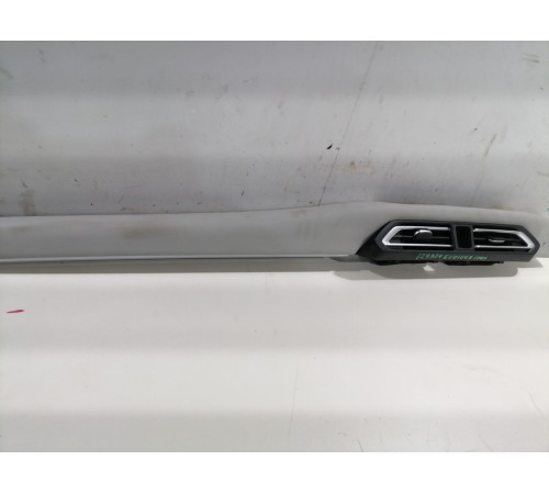 Воздушный дефлектор центральный с декоративной накладкой торпедо