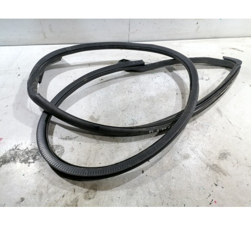 Уплотнитель двери передний левый