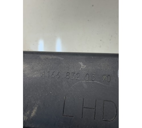 Водосток под лобовое стекло (передний, левый)