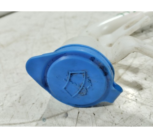 Горловина бачка омывателя с крышкой