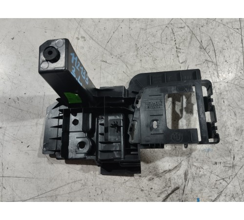 Кронштейн(крепление) шторки багажника левый